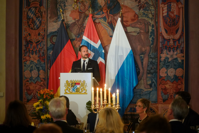 “The programme for our visit here in Bayern is diverse – and reflects the time we live in. We need military defence for the protection of our freedom, values and borders – and we need culture for our protection and development as human beings,” Crown Prince Haakon said during Monday evening’s dinner. Photo: Simen Løvberg Sund, The Royal Court